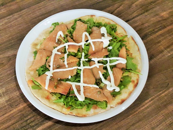 Smoked salmon pizza