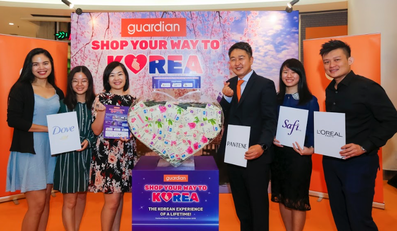 Guardian Malaysia's Head of Marketing and Promotions, Wong Vai Chi (3rd from left) and Marketing Director, Cho Do Youn with the main sponsors of 'Shop Your Way To Korea' contest